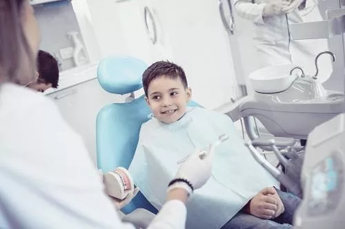 na fotelu dentysty pacjent